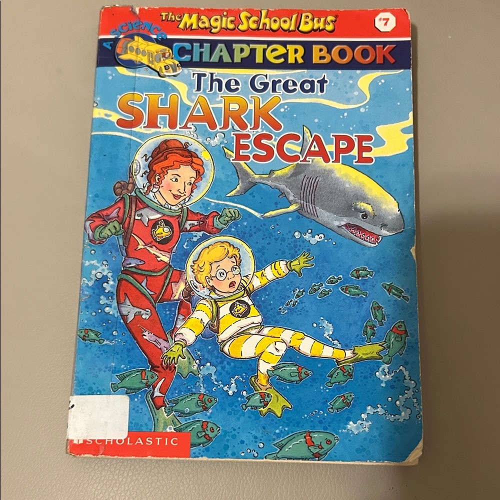 The Magic School Bus - Scholastic The Great Shark Escape - Blue and Red Cover